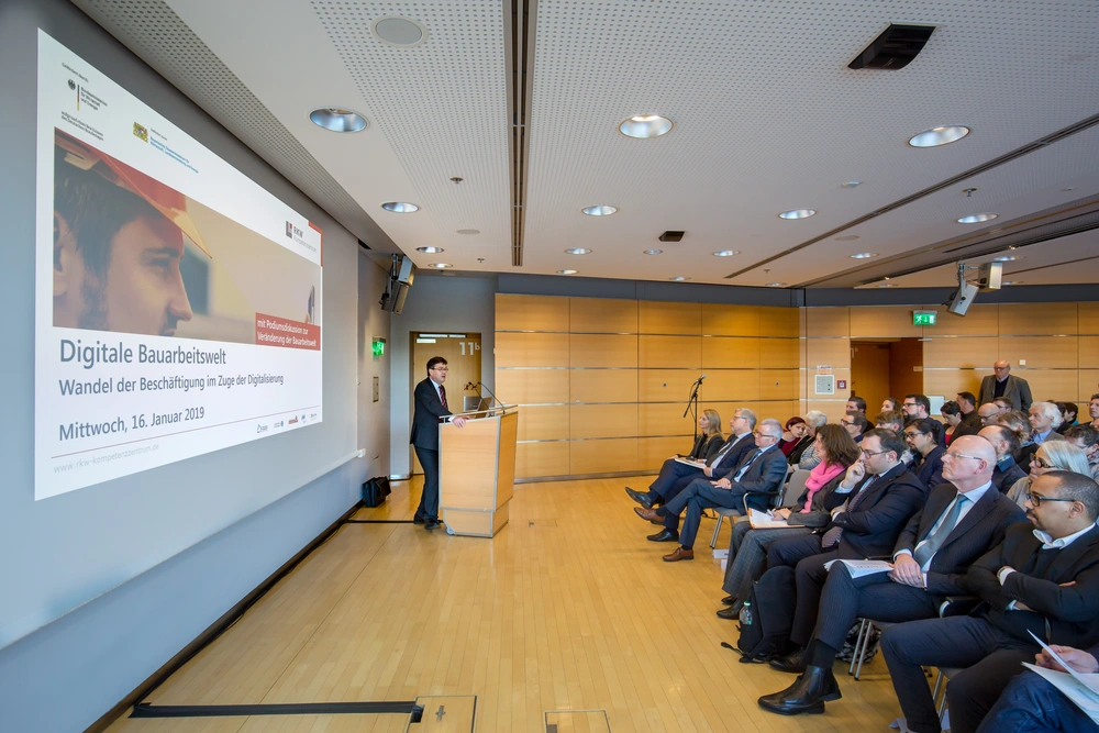 © BILDKRAFTWERK/ Hans-Rudolf Schulz / RKW Kompetenzzentrum Vortrag auf der Messe Bau 2019.
